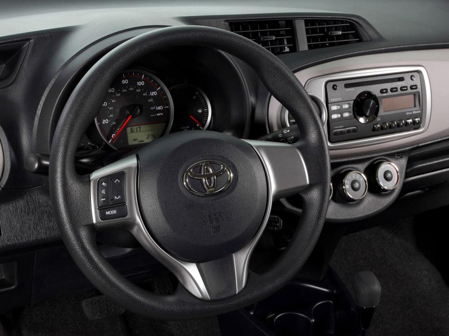  Toyota Yaris LE 3-Door 2011 года  (US) (фото 3 из 11)